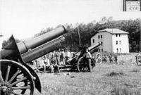 Obuses Schneider de 155 mm. de la artillería franquista preparados para hacer fuego sobre el Cinturón de Hierro (Biblioteca Nacional).