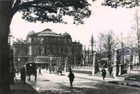 Vista del Arenal y del teatro Arriaga de Bilbao el día 13 de junio, cuando ya se había roto el 'Cinturón de Hierro' y las Brigadas de Navarra estaban a las puertas de Bilbao (Asociación Sancho de Beurko).