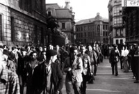 Gudaris prisioneros tras la toma de Bilbao son trasladados bajo la vigilancia de la Guardia Civil (Biblioteca Nacional).