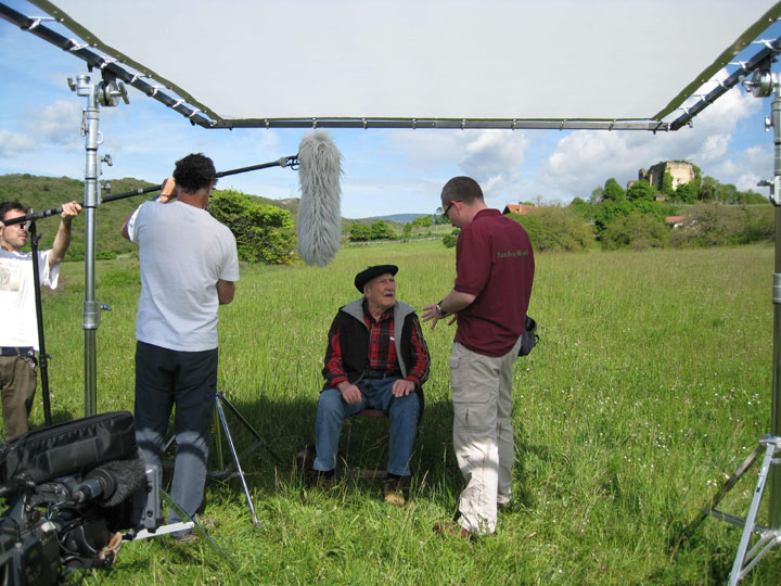 Rodaje para EITB del documental 'La batalla de Villarreal'. Entrevista a Enrique Fuente, del batallón Perezagua, Detrás, las impresionantes ruinas de la iglesia de Nafarrate. Mayo de 2009