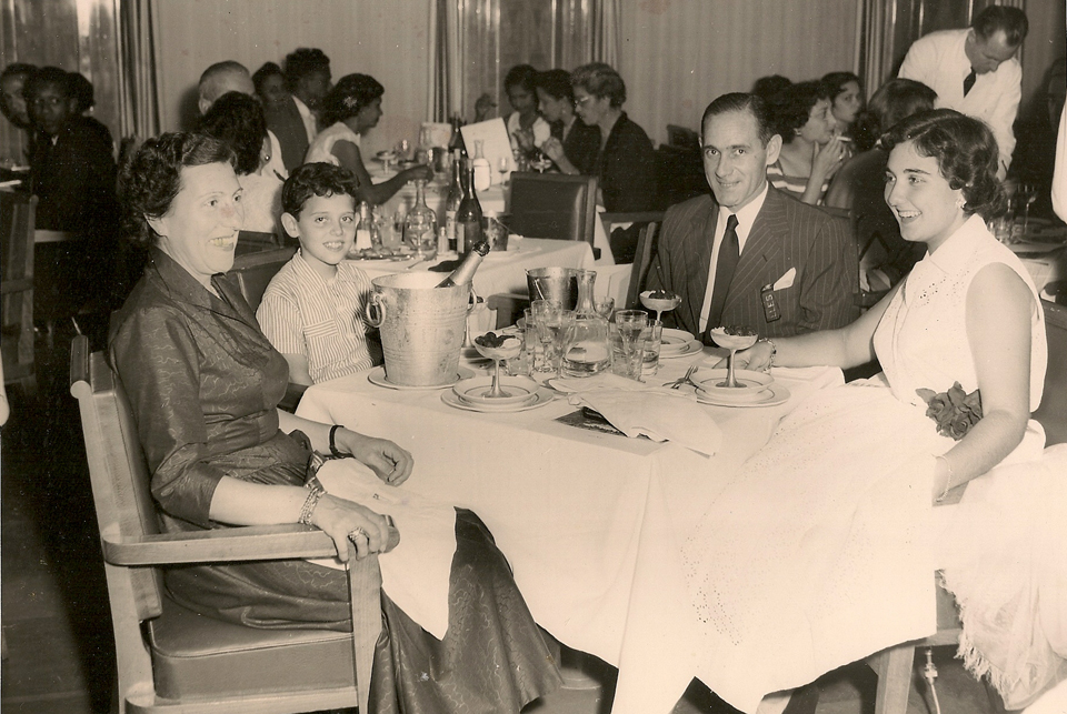 Luis Ruiz de Aguirre 'Sancho de Beurko' con su esposa Clara y sus hijos Aintzane y Koldo en 1955. Foto, Aintzane Ruiz de Aguirre