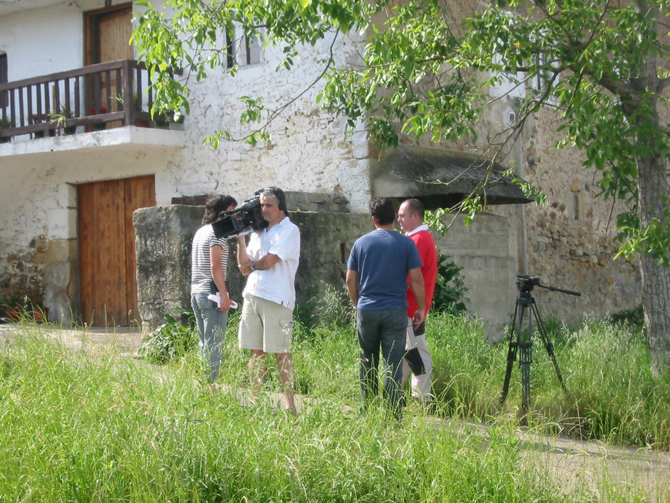 El caserío Iñoena de Larrabetzu con su nido de ametralladora durante el rodaje de 'Diario de un gudari' (EITB, 2006)
